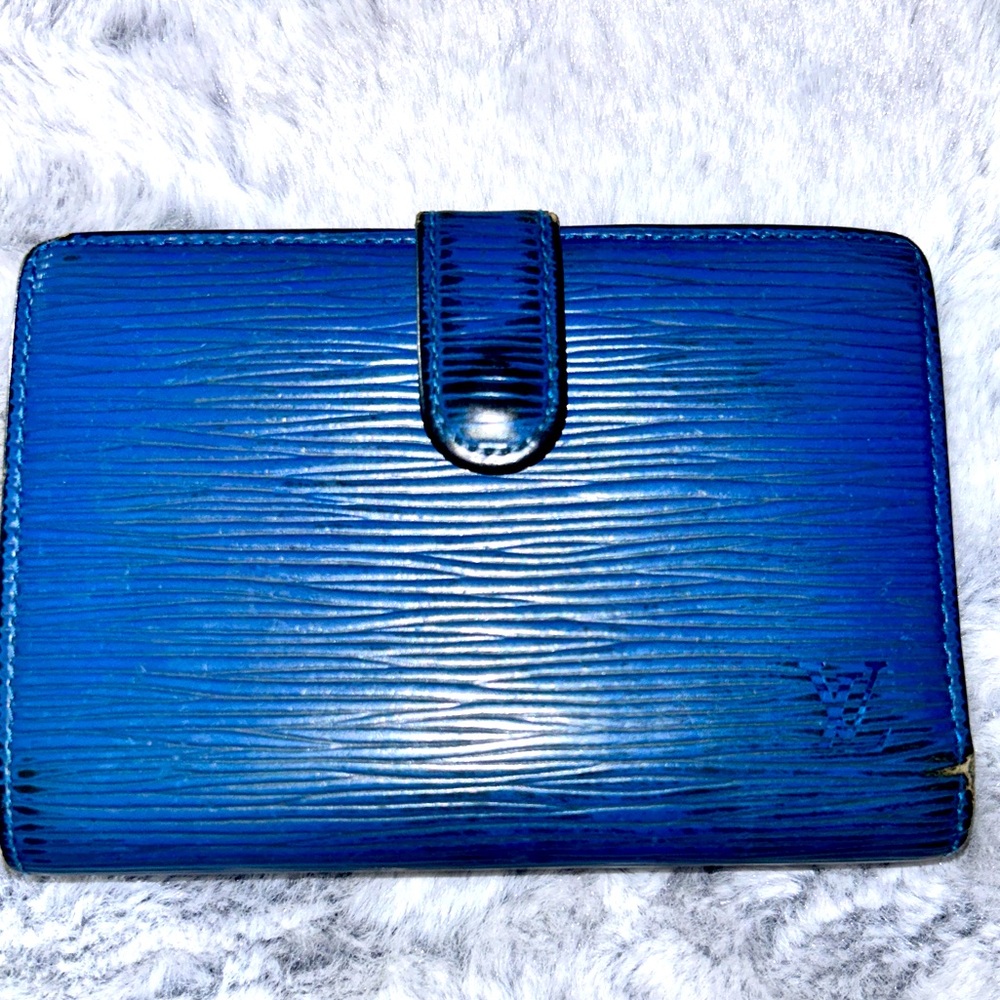 Authentic luxurious  Blue epi Luis Vuitton   Gold Kiss lock & hardware